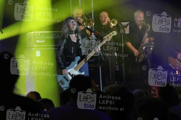 29.09.2022 |  Brunn am Gebirge/Nö |  Rock-Legenden rocken a.d. Oktoberfestival!<br>im Bild:<br> Suzi Quatro u. Band, -live a d Bühne, -mit Publikum,