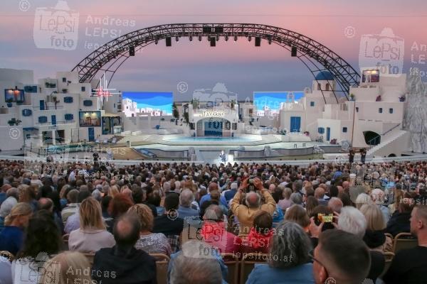 13.07.2023 |  Seebühne Mörbisch/BGLD |  ABBA swingt am Neusiedler See <br>im Bild:<br> Seefest Bühne -Totale mit Publikum,