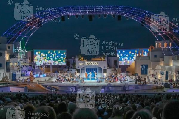 13.07.2023 |  Seebühne Mörbisch/BGLD |  ABBA swingt am Neusiedler See <br>im Bild:<br> Szenen-Bilder d. Show, Anna Rosa Döller, -Totale mit Publikum,