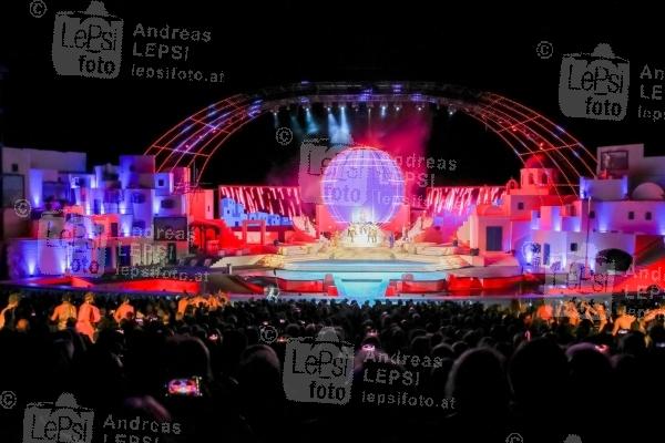 13.07.2023 |  Seebühne Mörbisch/BGLD |  ABBA swingt am Neusiedler See <br>im Bild:<br> Szenen-Bilder d. Show, -Totale mit Publikum,