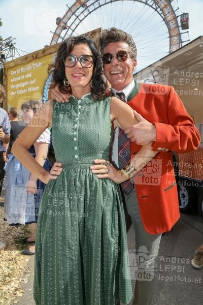 21.09.2023 |  Wiener Prater/Kaiserwiese |  Oktoberfest in Wien<br>im Bild:<br> Matthias -MAT SCHUH- Schuh -mit Gattin Alexandra,