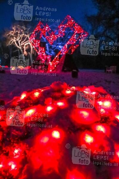 03.12.2023 |  Schlosspark Laxenburg |  2023 – Installationen internationaler Lichtkünstler<br>im Bild:<br> WELT DER HERZEN, -im Schnee,