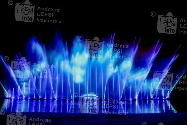 03.12.2023 |  Schlosspark Laxenburg |  2023 – Installationen internationaler Lichtkünstler<br>im Bild:<br> WASSER SHOW, -im Schnee,