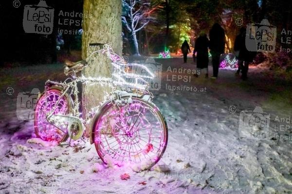 03.12.2023 |  Schlosspark Laxenburg |  2023 – Installationen internationaler Lichtkünstler<br>im Bild:<br> RECYCLED CYCLES, Besucherinnen u. Besucher, -im Schnee,