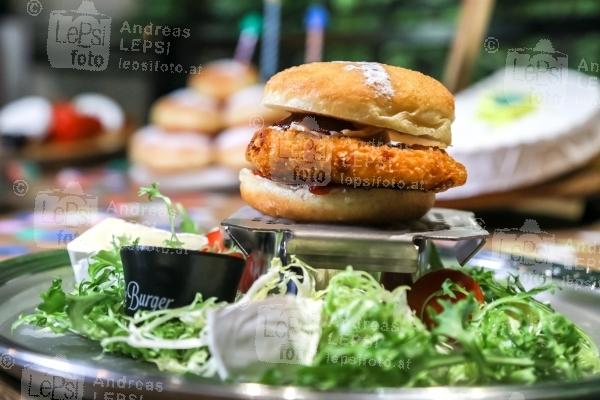 06.02.2024 |  Le Burger Flagshiprestaurant |  Faschingszeit ist Krapfenzeit!<br>im Bild:<br> Le Krapfen-Burger mit Gebackenen Huhnfilet,