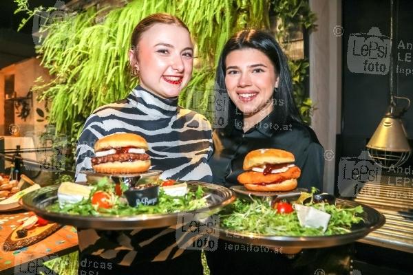 06.02.2024 |  Le Burger Flagshiprestaurant |  Faschingszeit ist Krapfenzeit!<br>im Bild:<br> Le Krapfen-Burger mit Rindfleisch, Le Krapfen-Burger mit Gebackenen Huhnfilet,