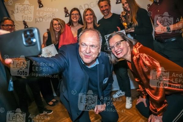 07.03.2024 |  Wiener Konzerthaus |  Werbepreis d. Verband Österreichischer Zeitungen<br>im Bild:<br> Richard Grasl, Esther Mitterstieler, -Selfie-Action,