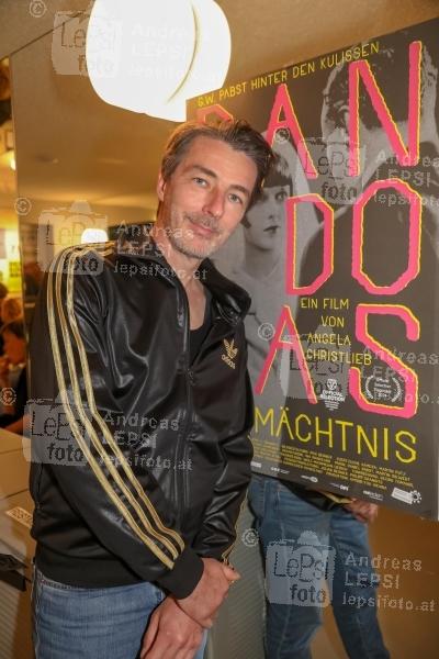 PANDORAS VERMÄCHTNIS - Premiere 13.05.2024 |  Stadtkino im Künstlerhaus |  Ein Film von Angela Christlieb<br>im Bild:<br> Daniel Pabst, -mit Film Plakat,