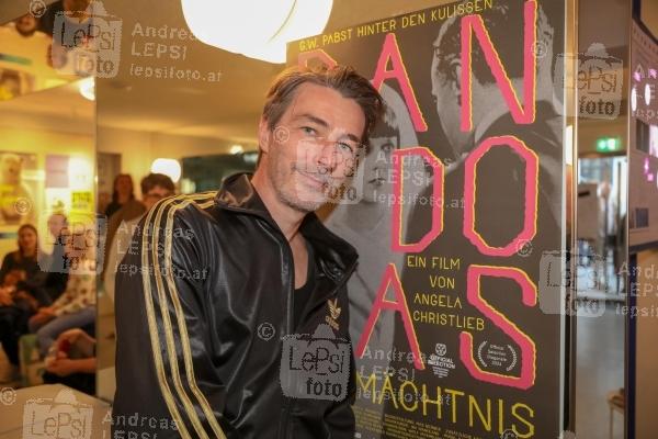 PANDORAS VERMÄCHTNIS - Premiere 13.05.2024 |  Stadtkino im Künstlerhaus |  Ein Film von Angela Christlieb<br>im Bild:<br> Daniel Pabst, -mit Film Plakat,