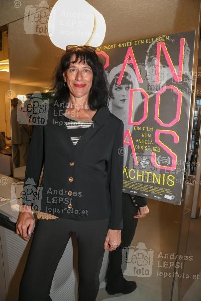 PANDORAS VERMÄCHTNIS - Premiere 13.05.2024 |  Stadtkino im Künstlerhaus |  Ein Film von Angela Christlieb<br>im Bild:<br> Angela Christlieb, -mit Film Plakat,