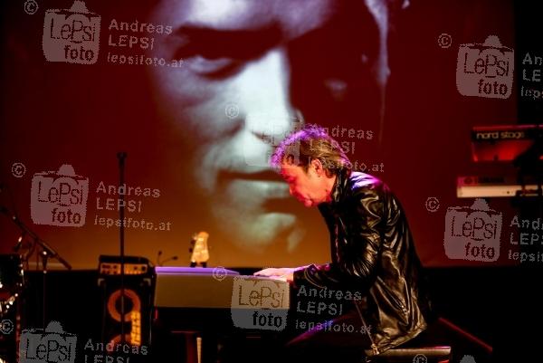 15.02.2014 |  Orpheum Wien |  Gedenk-Konzert zu Ehren des Falken, <br>im Bild:<br>Piano & Drums –live auf der Bühne