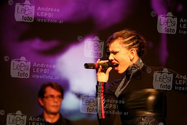 15.02.2014 |  Orpheum Wien |  Gedenk-Konzert zu Ehren des Falken, <br>im Bild:<br> Bella Wagner mit d. Original Falco Band  –live auf der Bühne