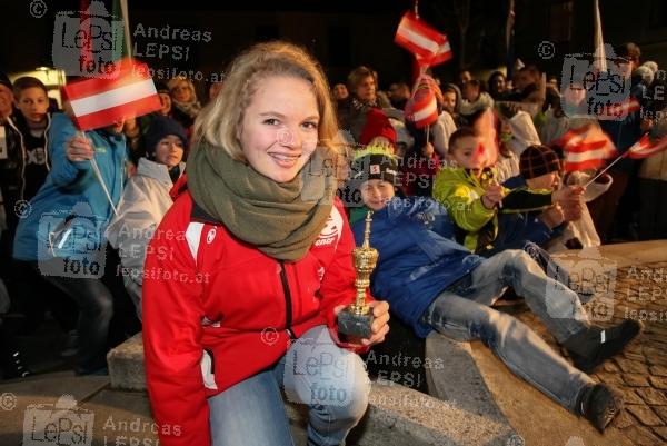 26-27.02.2014 |  Stuhleck / Steiermark | <br>im Bild:<br>Mittwoch, 26.2.: FEIERLICHE ERÖFFNUNG der WM:Überreichung von Gast-Geschenken an die Nationen, für Österreich Pia Zoister