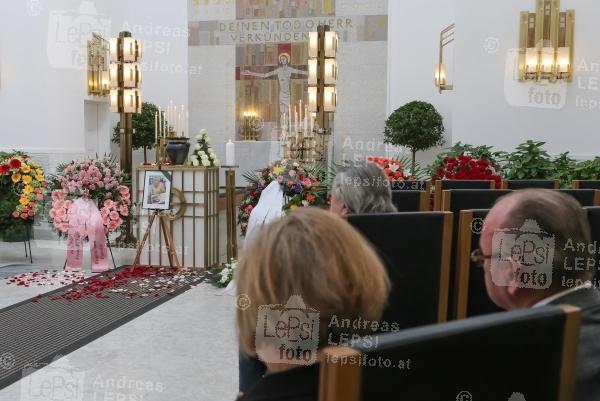 30.04.2014 |  Wiener Zentralfriedhof |  Bestattungs-Feierlichkeiten<br>Im Bild:<br> Aufbahrung der Urne in Halle 1, Trauerg&auml;ste