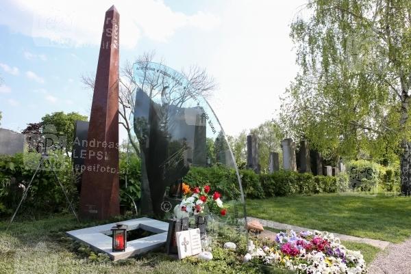 30.04.2014 |  Wiener Zentralfriedhof |  Bestattungs-Feierlichkeiten<br>Im Bild:<br> Hans H&ouml;lzel FALCO Grab, Vorbereitung zur Urnen-Beisetzung
