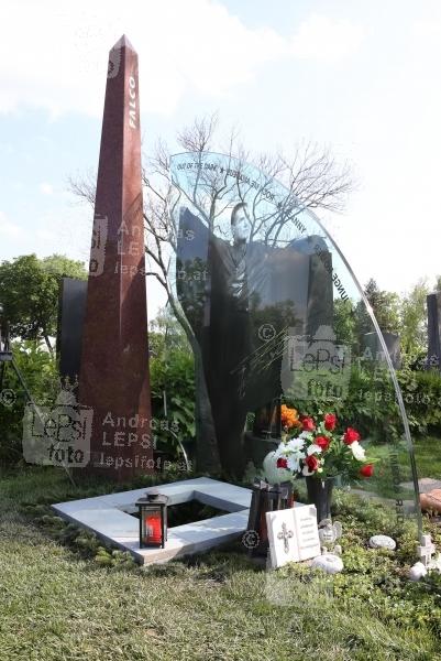 30.04.2014 |  Wiener Zentralfriedhof |  Bestattungs-Feierlichkeiten<br>Im Bild:<br> Hans H&ouml;lzel FALCO Grab, Vorbereitung zur Urnen-Beisetzung