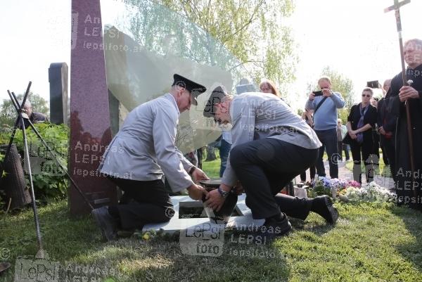 30.04.2014 |  Wiener Zentralfriedhof |  Bestattungs-Feierlichkeiten<br>Im Bild:<br> Urnen-Beisetzung am FALCO Grab