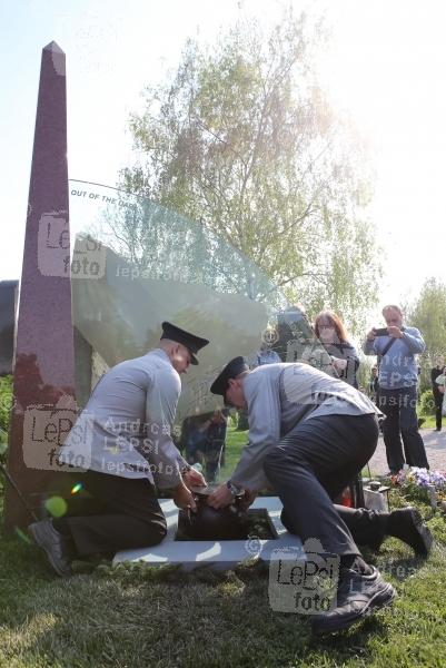 30.04.2014 |  Wiener Zentralfriedhof |  Bestattungs-Feierlichkeiten<br>Im Bild:<br> Urnen-Beisetzung am FALCO Grab