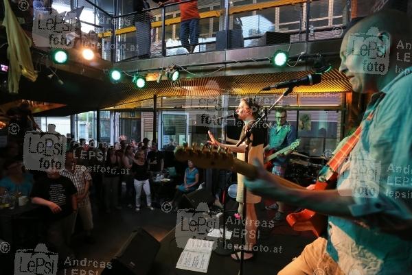 08.07.2014 |  Local Bar |  Pr&auml;sentation des neuen Musik-Video<br>Im Bild:<br> Birgit Denk u. Band  &ndash;live, auf der B&uuml;hne