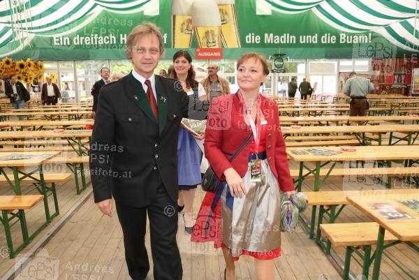 Wiener Wiesn 2014 – Eröffnung 25.09.2014 | Wiener Prater/Kaiserwiese | Oktoberfest in Wien<br>Im Bild:<br> Christian Feldhofer -GF WW, Claudia Wiesner -GF WW -Rundgang im Gösser Zelt