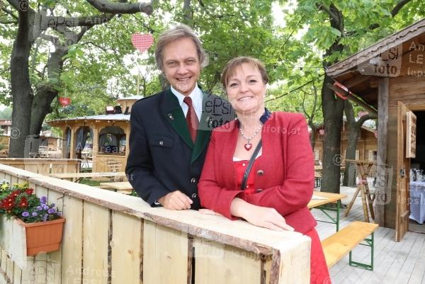 Wiener Wiesn 2014 – Eröffnung 25.09.2014 | Wiener Prater/Kaiserwiese | Oktoberfest in Wien<br>Im Bild:<br> Christian Feldhofer -GF WW, Claudia Wiesner -GF WW -a d Alm-Plätzen