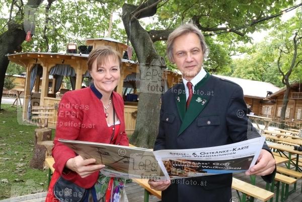 Wiener Wiesn 2014 – Eröffnung 25.09.2014 | Wiener Prater/Kaiserwiese | Oktoberfest in Wien<br>Im Bild:<br> Claudia Wiesner -GF WW, Christian Feldhofer -GF WW -blättern sich durch d Wiener Wiesn-News