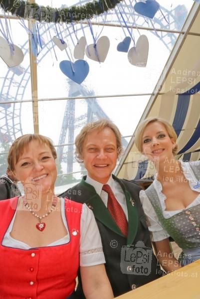 Wiener Wiesn 2014 – Eröffnung 25.09.2014 | Wiener Prater/Kaiserwiese | Oktoberfest in Wien<br>Im Bild:<br> Martina Sigl -Wojnars, Christian Feldhofer -GF WW, Claudia Wiesner -GF WW /RnL -im Wojnars Zelt mit Aussicht auf d Wiener Risenrad