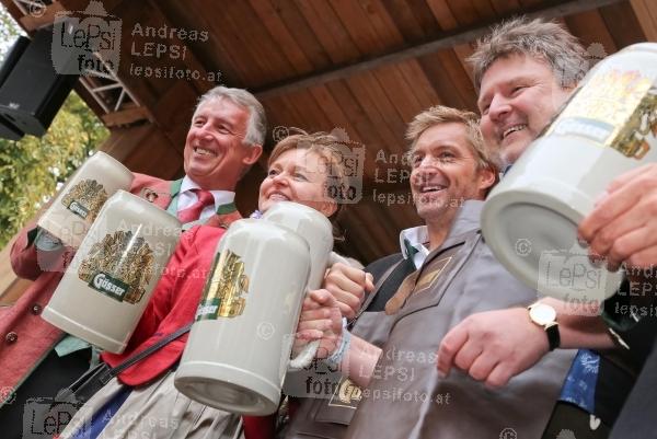 Wiener Wiesn 2014 – Eröffnung 25.09.2014 | Wiener Prater/Kaiserwiese | Oktoberfest in Wien<br>Im Bild:<br> Claudia Wiesner -GF WW, Hans Knauß, VBgm Michael Ludwig -im Gösser Zelt -Bier-Anstich