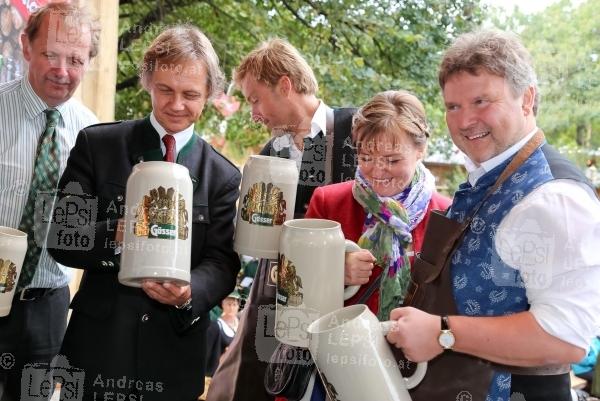 Wiener Wiesn 2014 – Eröffnung 25.09.2014 | Wiener Prater/Kaiserwiese | Oktoberfest in Wien<br>Im Bild:<br> Markus Liebl -Brauunion, Christian Feldhofer -GF WW, Hans Knauß, Claudia Wiesner -GF WW, VBgm Michael Ludwig /LnR -Bier-Anstich