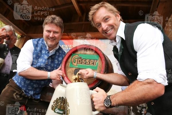 Wiener Wiesn 2014 – Eröffnung 25.09.2014 | Wiener Prater/Kaiserwiese | Oktoberfest in Wien<br>Im Bild:<br> Hans Knauß, VBgm Michael Ludwig -Bier-Anstich