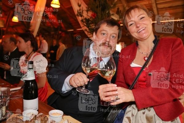 Wiener Wiesn 2014 – Eröffnung 25.09.2014 | Wiener Prater/Kaiserwiese | Oktoberfest in Wien<br>Im Bild:<br> Werner Gruber, Claudia Wiesner -GF WW -im Oxxenkracherl
