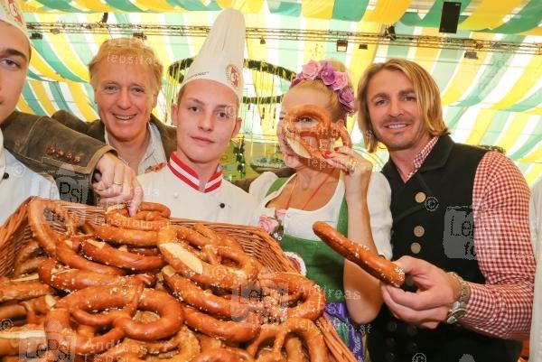 25.09.2014 |  Wiener Prater/Kaiserwiese |  Oktoberfest in Wien<br>Im Bild:<br> Albert Fortell, Andrea Buday, Leo Hillinger -Wiener Wirtn-Tag