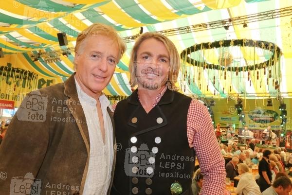 25.09.2014 |  Wiener Prater/Kaiserwiese |  Oktoberfest in Wien<br>Im Bild:<br> Albertt Fortell, Leo Hillinger -Wiener Wirtn-Tag