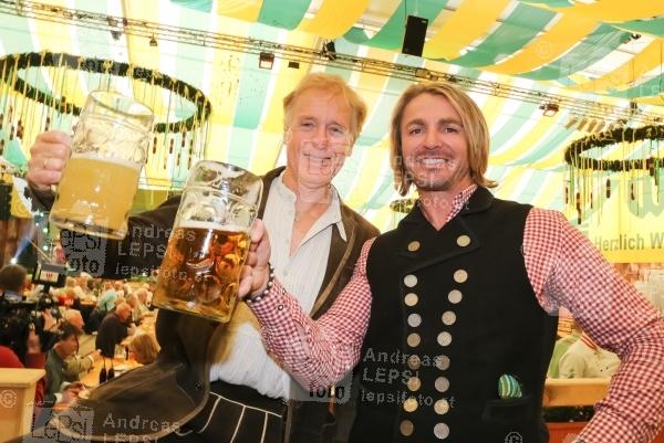 25.09.2014 |  Wiener Prater/Kaiserwiese |  Oktoberfest in Wien<br>Im Bild:<br> Albertt Fortell, Leo Hillinger -Wiener Wirtn-Tag