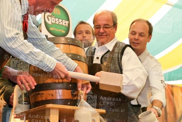 Wiener Wiesn 2014 – 5.Tag 25.09.2014 | Wiener Prater/Kaiserwiese | Oktoberfest in Wien<br>Im Bild:<br> Willy Turecek -Bier-Anstich a d Bühne am Wiener Wirtn-Tag