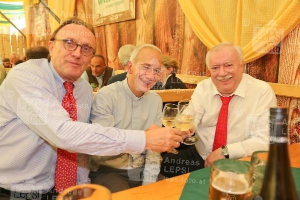 Wiener Wiesn 2014 – 5.Tag 25.09.2014 | Wiener Prater/Kaiserwiese | Oktoberfest in Wien<br>Im Bild:<br> Hans Schmid, Michael Landau, Bgm Michael Häupl -Bier-Anstich a d Bühne am Wiener Wirtn-Tag