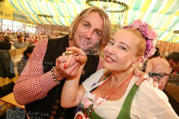 25.09.2014 |  Wiener Prater/Kaiserwiese |  Oktoberfest in Wien<br>Im Bild:<br> Andrea Buday, Leo Hillinger -Wiener Wirtn-Tag