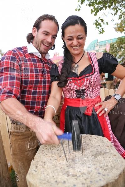 Wiener Wiesn 2014 – 5.Tag 25.09.2014 | Wiener Prater/Kaiserwiese | Oktoberfest in Wien<br>Im Bild:<br> Eisen in Stock hämmern, Gaudi a d Wiener Wiesn