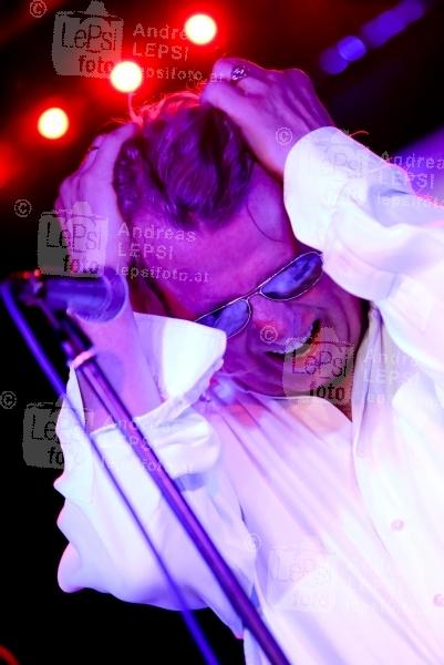 09.10.2014 |  Diskothek U4 |  Konzert der NDW-Kultband aus &Ouml;sterreich<br>im Bild:<br> Rudi Nemeczek u. Band &ndash; Minisex -auf der B&uuml;hne, live