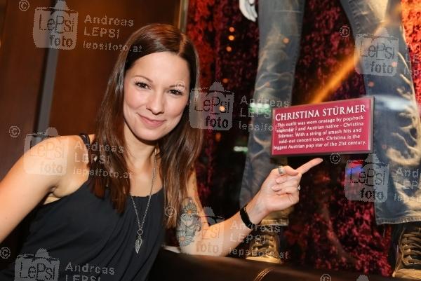 11.10.2014 |  Hard Rock Cafe Wien |  Lets rock Vienna!<br>im Bild:<br> Christina St&uuml;rmer -mit Ihrem Ausstellungsobjekt