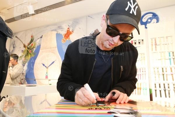 11.12.2014 |  Chaya Fuera |  der Star-DJ in Wien | PR Robin Consult  <br>im Bild:<br> Robin Schulz mit Fans -Autogrammstunde im Swatch Store am Graben