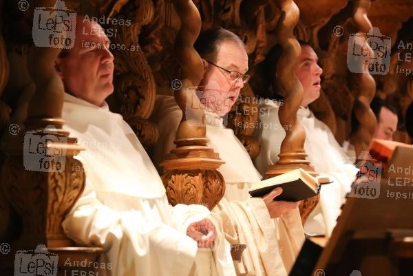 CHANT FOR PEACE - Heiligenkreuzer Mönche singen mit Timna Brauer 26.02.2015 | Stift Heiligenkreuz | CD-Präsentation v. Universal Music<br>im Bild:<br> Singenden Mönche v. Zisterzienserstift Heiligenkreuz -beim Mittags-Gebet