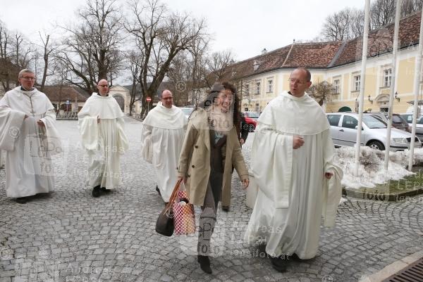 CHANT FOR PEACE - Heiligenkreuzer Mönche singen mit Timna Brauer 26.02.2015 | Stift Heiligenkreuz | CD-Präsentation v. Universal Music<br>im Bild:<br> Pater Karl Wallner -Sprecher der Mönche, Timna Brauer