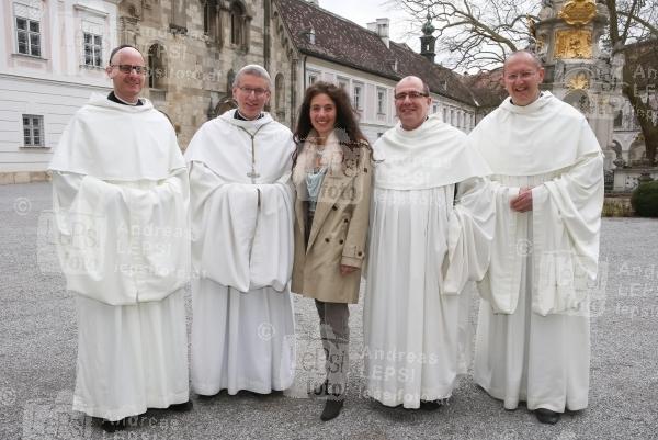 CHANT FOR PEACE - Heiligenkreuzer Mönche singen mit Timna Brauer 26.02.2015 | Stift Heiligenkreuz | CD-Präsentation v. Universal Music<br>im Bild:<br> Timna Brauer, Singenden Mönche v. Zisterzienserstift Heiligenkreuz