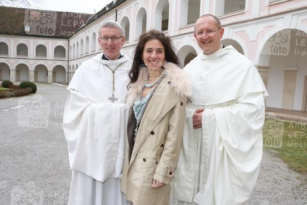 CHANT FOR PEACE - Heiligenkreuzer Mönche singen mit Timna Brauer 26.02.2015 | Stift Heiligenkreuz | CD-Präsentation v. Universal Music<br>im Bild:<br> Abt Maximilian Heim, Timna Brauer, Pater Karl Wallner -Sprecher der Mönche