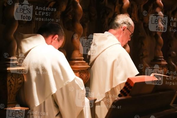 CHANT FOR PEACE - Heiligenkreuzer Mönche singen mit Timna Brauer 26.02.2015 | Stift Heiligenkreuz | CD-Präsentation v. Universal Music<br>im Bild:<br> Singenden Mönche v. Zisterzienserstift Heiligenkreuz -beim Mittags-Gebet