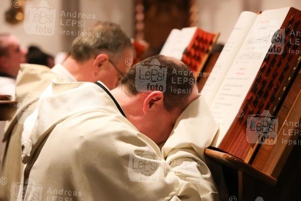 CHANT FOR PEACE - Heiligenkreuzer Mönche singen mit Timna Brauer 26.02.2015 | Stift Heiligenkreuz | CD-Präsentation v. Universal Music<br>im Bild:<br> Singenden Mönche v. Zisterzienserstift Heiligenkreuz -beim Mittags-Gebet