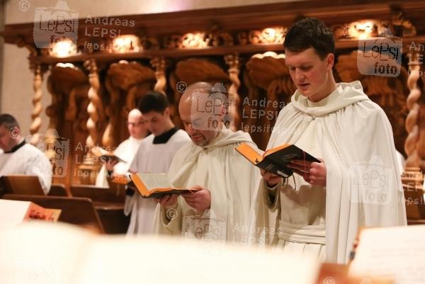 CHANT FOR PEACE - Heiligenkreuzer Mönche singen mit Timna Brauer 26.02.2015 | Stift Heiligenkreuz | CD-Präsentation v. Universal Music<br>im Bild:<br> Singenden Mönche v. Zisterzienserstift Heiligenkreuz -beim Mittags-Gebet