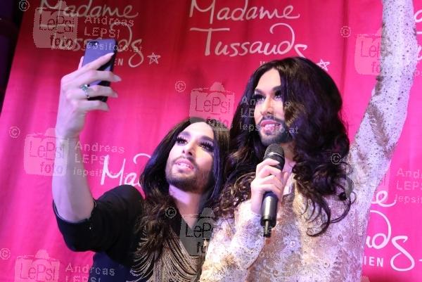12.05.2015 |  Madame Tussauds Wien |  Pr&auml;sentation unseres ESC-Stars a. Wachs<br>im Bild:<br> Conchita Wurst -macht Selfie  mit ihrer Conchita aus Wachs