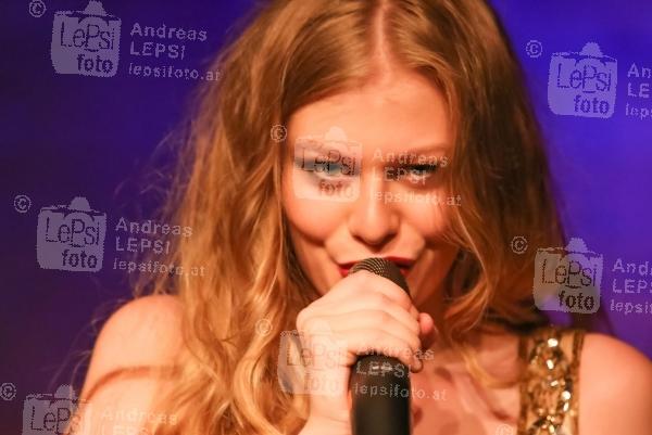 ZOË & Band Live – Programm „Debut“ 11.06.2015 |  Theater am Spittelberg |  PR SCHWAIGER MUSIC MANAGEMENT<br>im Bild:<br> ZOË -live a d Bühne